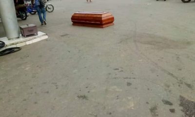 Un cercueil abandonné dans une station d’essence à Ndokoti