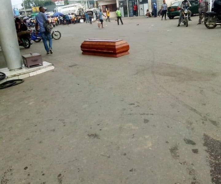 Un cercueil abandonné dans une station d’essence à Ndokoti