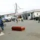 Douala : un cercueil déposé à une station suscite la curiosité