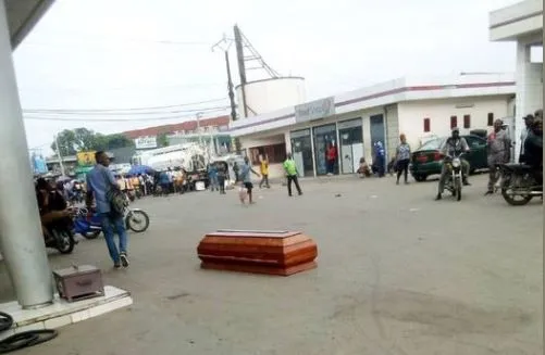 Douala : un cercueil déposé à une station suscite la curiosité
