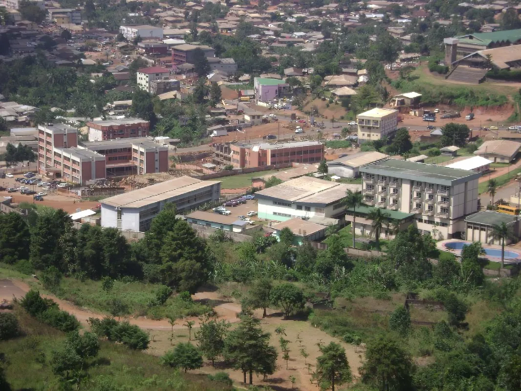 Cameroun : Mark Bareta dénonce l’incendie des taxis à Bamenda