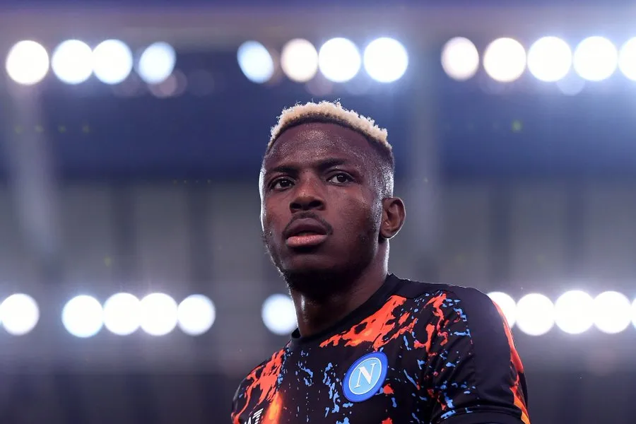 Naples exclut Victor Osimhen de son groupe pour le match amical de Gérone alors que les liens entre le PSG, Arsenal et Chelsea deviennent intenses