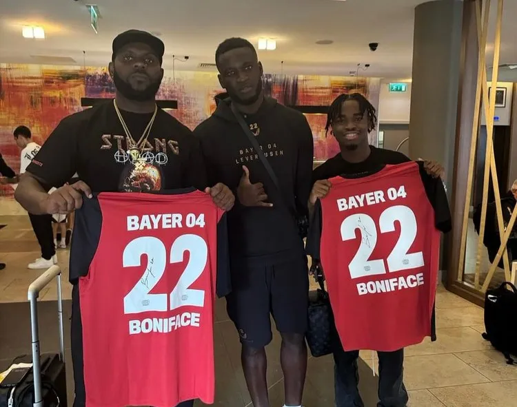 La star des Afrobeats Odumodublvck s'associe à Victor Boniface avant le match Arsenal vs Bayer Leverkusen La star des Afrobeats Odumodublvck s'associe à Victor Boniface avant le match Arsenal vs Bayer Leverkusen