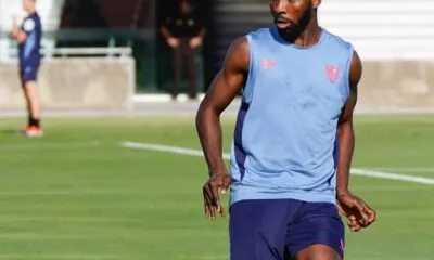 Kelechi Iheanacho montre ses qualités de « senior man » lors de sa première séance d'entraînement avec Chidera Ejuke à Séville Kelechi Iheanacho montre ses qualités de « senior man » lors de sa première séance d'entraînement avec Chidera Ejuke à Séville