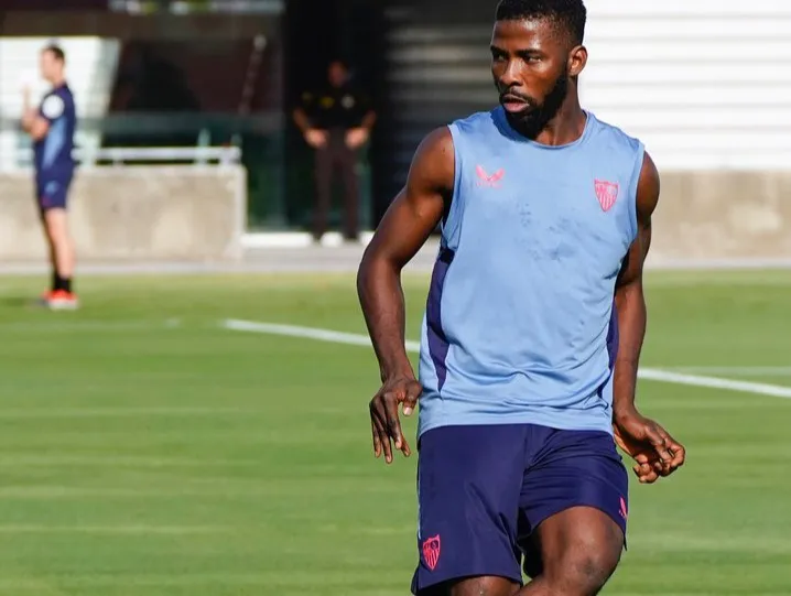 Kelechi Iheanacho montre ses qualités de « senior man » lors de sa première séance d'entraînement avec Chidera Ejuke à Séville