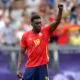 Des tactiques de séduction ? L'ancien entraîneur des Super Eagles, Augustine Eguavoen, envoie un message à Samu Omorodion, la cible de transfert ratée de Chelsea