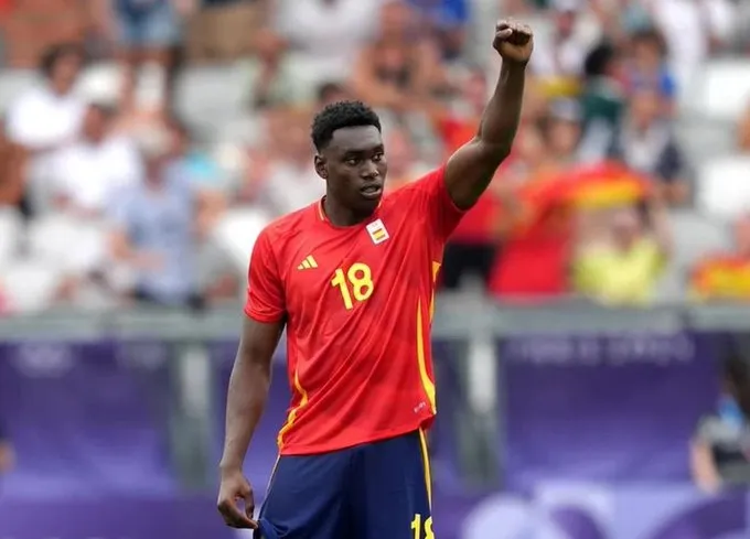 Des tactiques de séduction ? L'ancien entraîneur des Super Eagles, Augustine Eguavoen, envoie un message à Samu Omorodion, la cible de transfert ratée de Chelsea