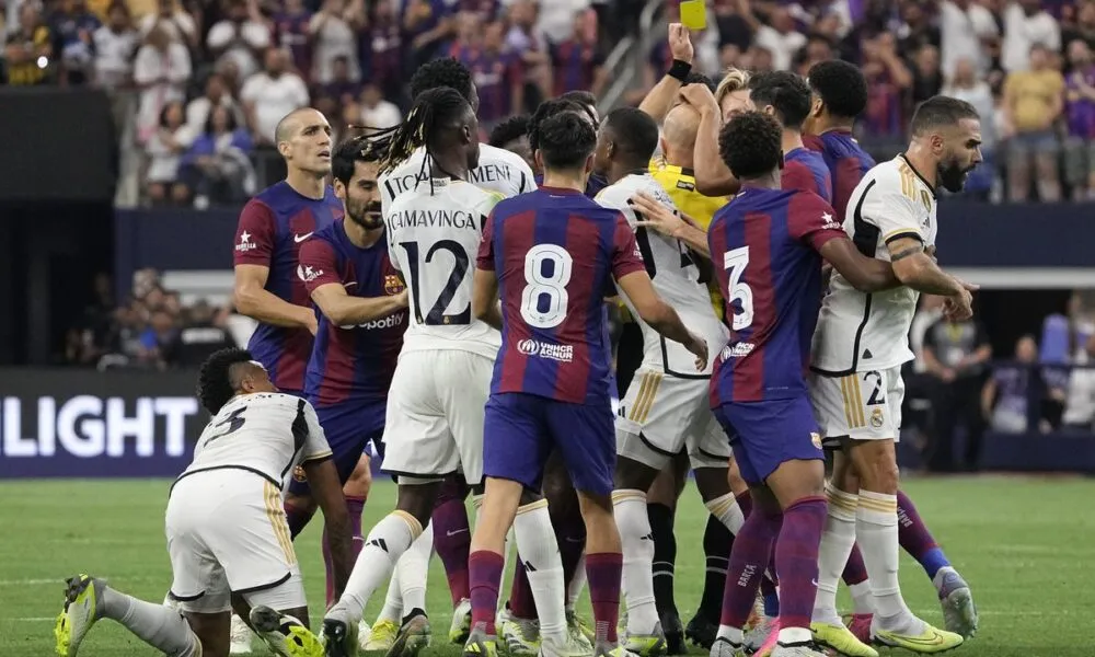 Regardez : Rema, Davido et Olamide aperçus lors de la victoire du Barça contre le Real Madrid lors du choc pré-El Clasico