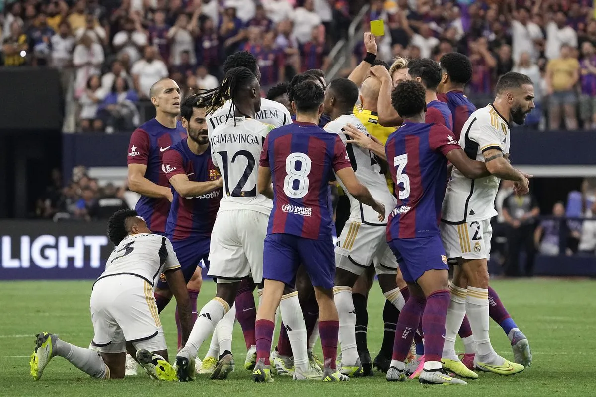 Regardez : Rema, Davido et Olamide aperçus lors de la victoire du Barça contre le Real Madrid lors du choc pré-El Clasico Regardez : Rema, Davido et Olamide aperçus lors de la victoire du Barça contre le Real Madrid lors du choc pré-El Clasico