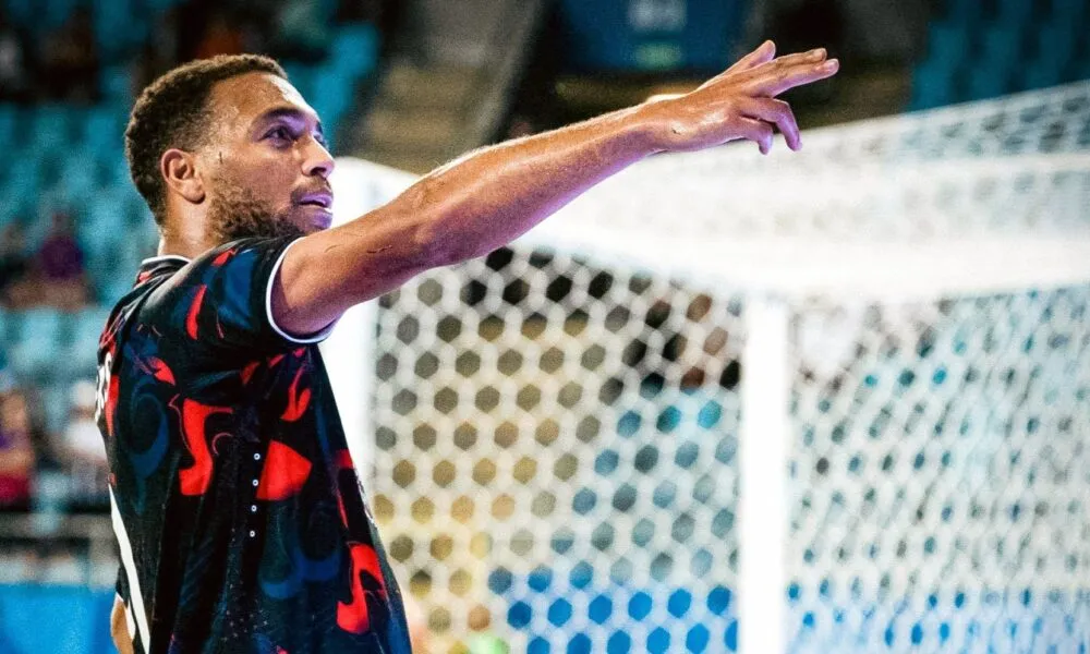 Le patron des Rangers félicite l'attaquant des Super Eagles après son but décisif en qualification pour la Ligue des champions contre le Dynamo Kiev