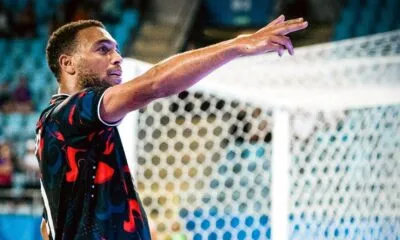 Le patron des Rangers félicite l'attaquant des Super Eagles après son but décisif en qualification pour la Ligue des champions contre le Dynamo Kiev