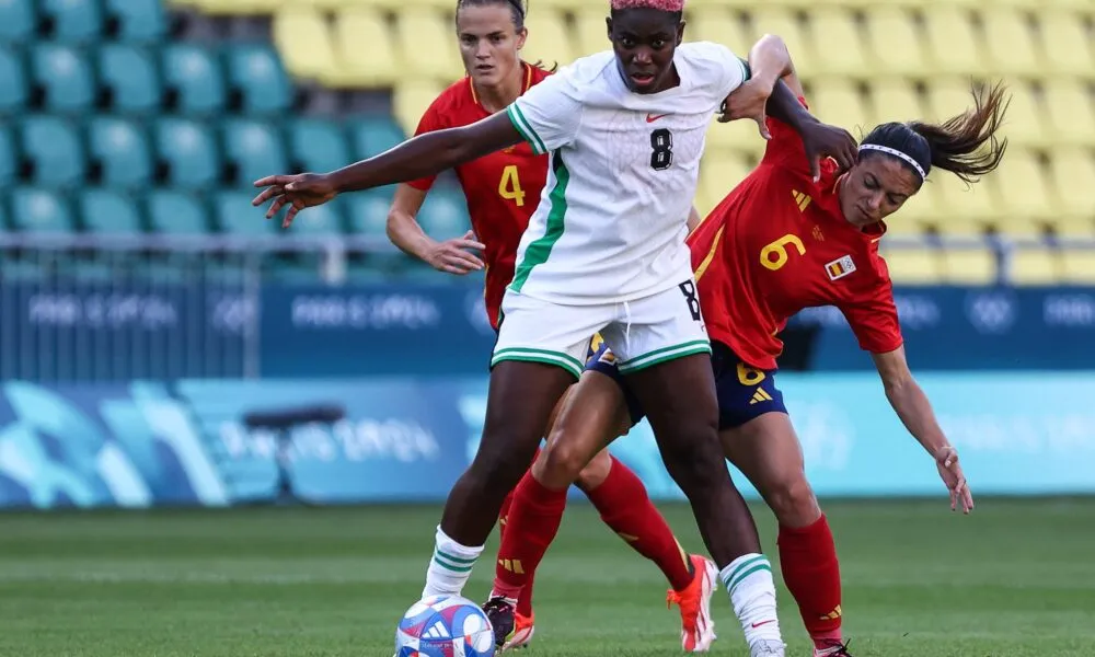Asisat Oshoala réagit après que Noah Lyles ait battu Kishane Thompson pour remporter l'or olympique