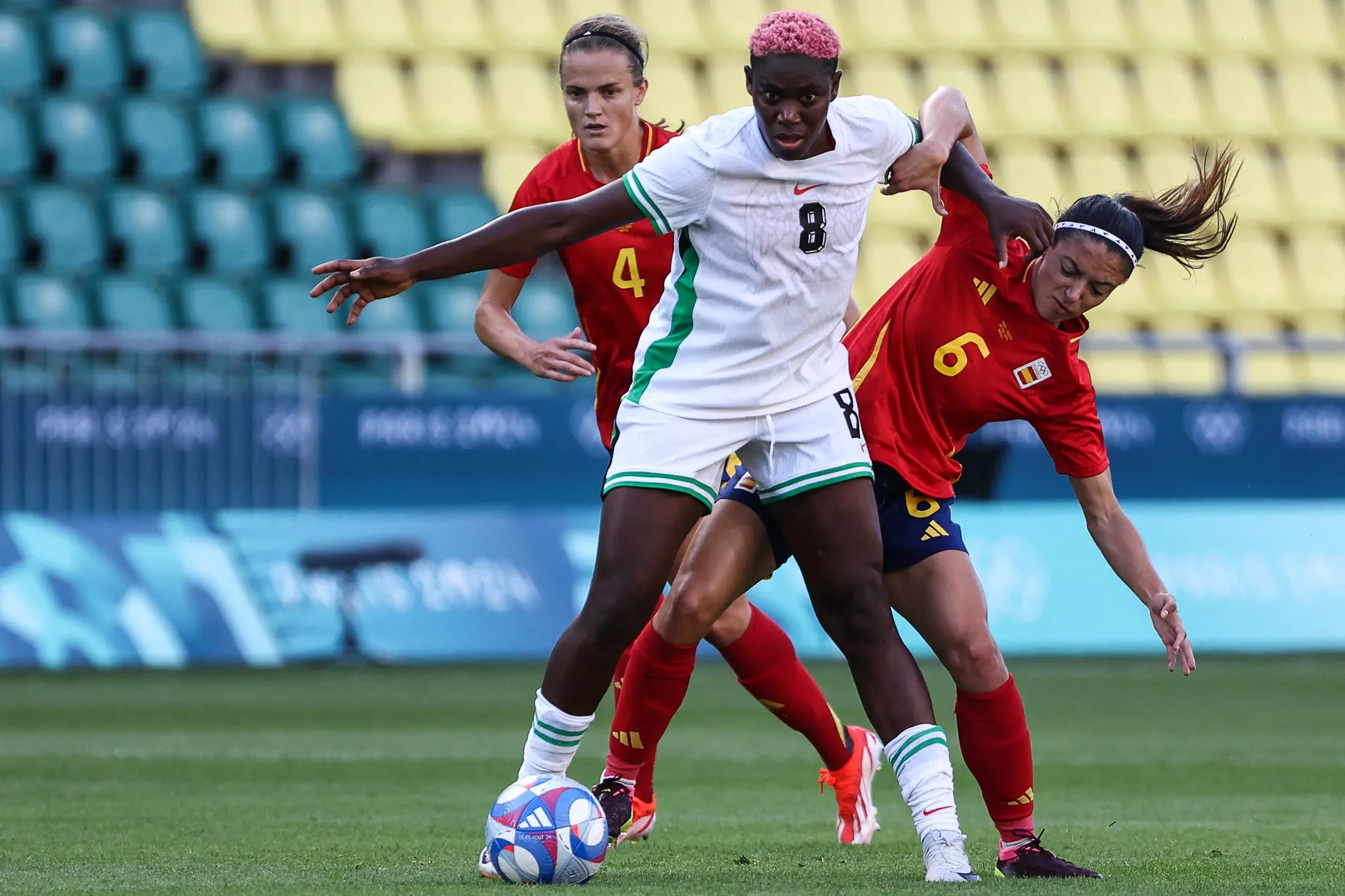 Asisat Oshoala réagit après que Noah Lyles ait battu Kishane Thompson pour remporter l'or olympique Asisat Oshoala réagit après que Noah Lyles ait battu Kishane Thompson pour remporter l'or olympique
