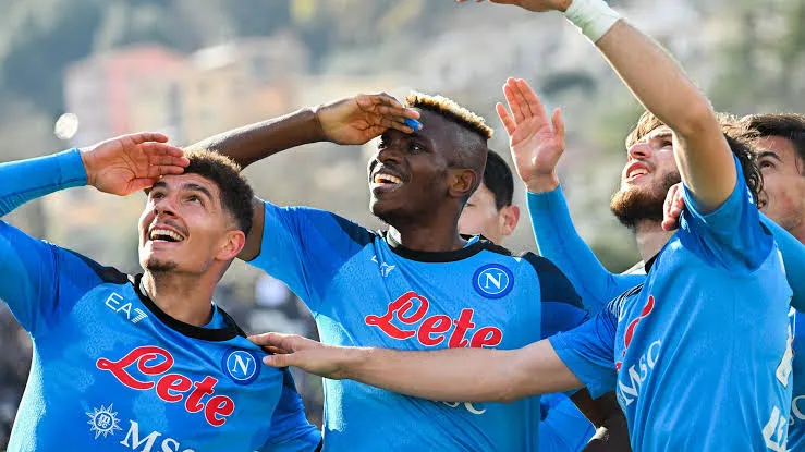 Victor Osimhen : Arsenal offre plus à Naples que le PSG pour l'attaquant nigérian dans le dernier rebondissement de la saga des transferts