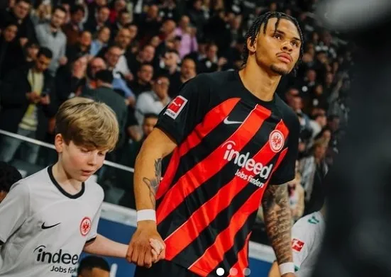Nnamdi Collins : La légende allemande Miroslav Klose fait pression pour que le jeune Nigérian de Francfort rejoigne Nuremberg