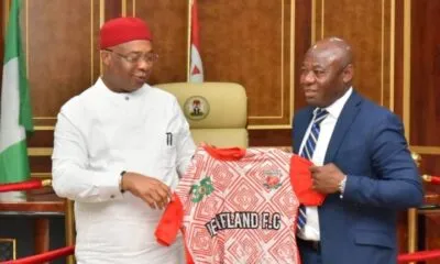Emmanuel Amunike : L'ancienne star du FC Barcelone obtient un nouveau poste d'entraîneur après avoir été snobée par les Super Eagles