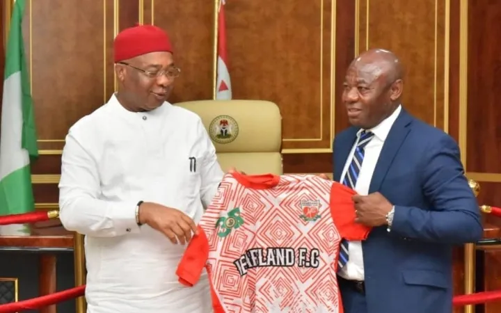 Emmanuel Amunike : L'ancienne star du FC Barcelone obtient un nouveau poste d'entraîneur après avoir été snobée par les Super Eagles