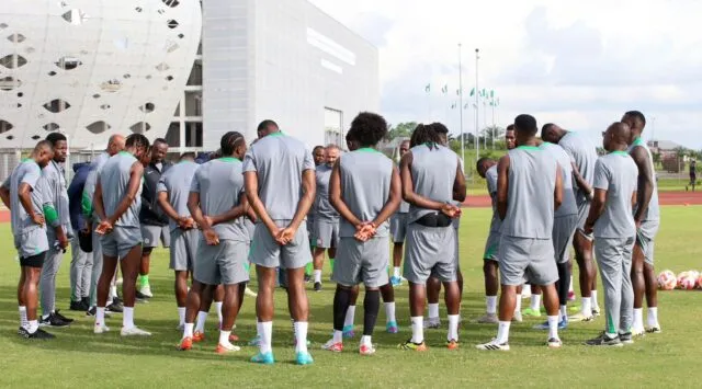 « C'est une honte » – L'ancienne star de Leeds United critique le report de l'entraînement des Super Eagles en raison de la pression des qualifications pour la CAN