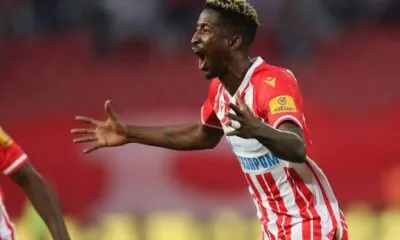 La saga du transfert de Peter Olayinka : la star nigériane retourne à l'entraînement de l'Étoile Rouge de Belgrade après avoir été bloquée au Slavia Prague