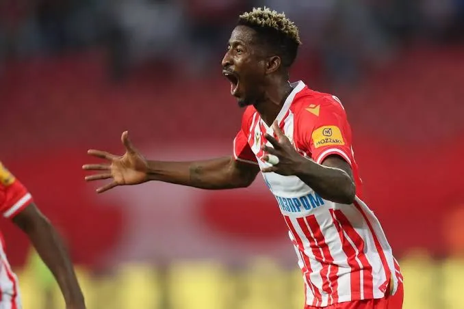 La saga du transfert de Peter Olayinka : la star nigériane retourne à l'entraînement de l'Étoile Rouge de Belgrade après avoir été bloquée au Slavia Prague